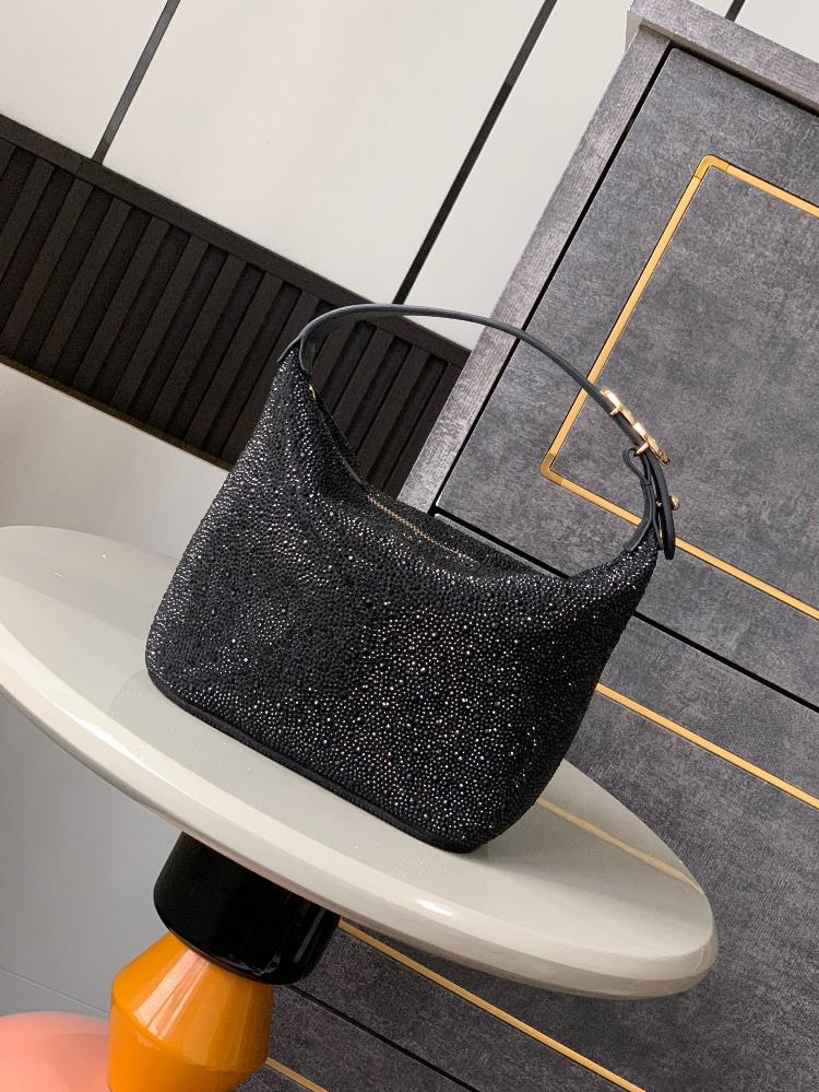 Pre ordering a black OHANEL vintage Swarovski handbag with a burst of girlish heart and a lazy hobo style is enough to make peoples hearts flutter T