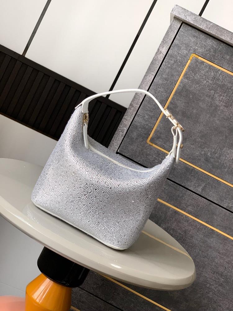Booking the OHANEL vintage Swarovski handbag with a burst of girlheart and a lazy pink swan hobo is enough to make peoples hearts flutter The Swarov