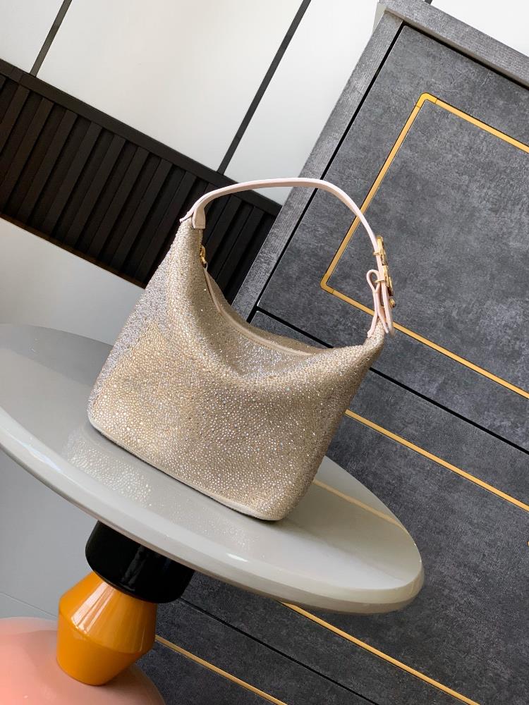 Booking the OHANEL vintage Swarovski handbag with a burst of girlish heart and a lazy pink swan hobo is enough to make peoples hearts flutter The Sw