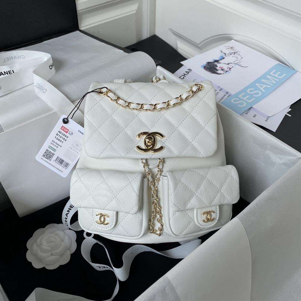 The Chanel 23P super popular double backpack is very small in size similar in color to the old Duma and is undoubtedly a premium model It is diffic