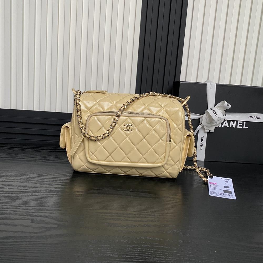 The Chanel 24K camera bag AS5156 has a perfect sense of luxury and is worth recommending The small and exquisite camera design with calf leather and