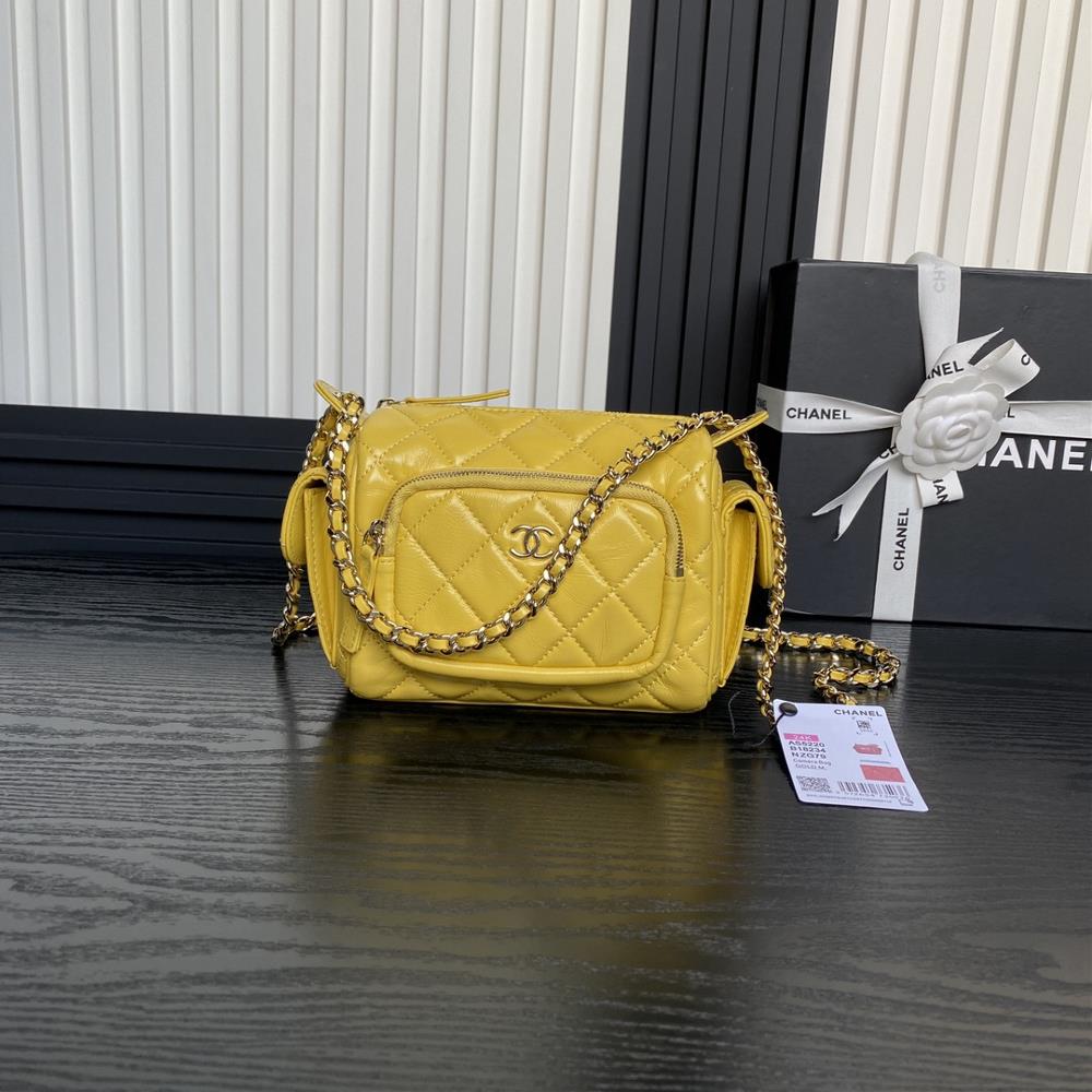The Chanel 24K camera bag AS5220 has a perfect sense of luxury and is worth recommending The small and exquisite camera design with calf leather and