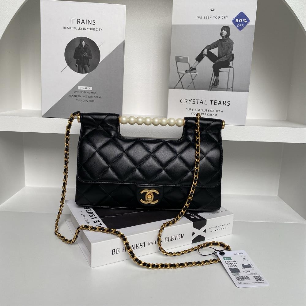The Chanel 25P early spring new pearl handle is too highend AS5390 gold metal with pearl on the back makes it look more noble and unique The handle