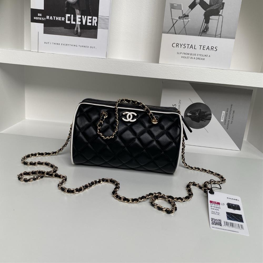 Chanel 25P SpringSummer Bowling Series Ap4515 is full of highend feeling It is made of small sheepskin with a golden metal chain and a handheld ba