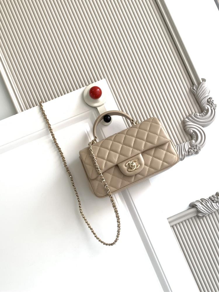 The latest Chanel 21K Mini CF handle handbag AS2431 features a classic diamond grille lid bag adorned with a delicate classic chain and a delicate she