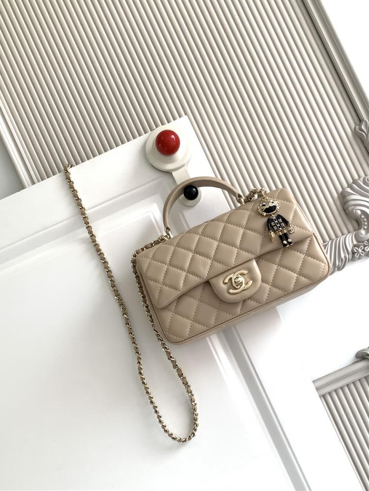 The latest 21K Mini CF handle handbag AS2431 features a classic diamond grille lid bag with a human head hanging decoration The exquisite classic cha