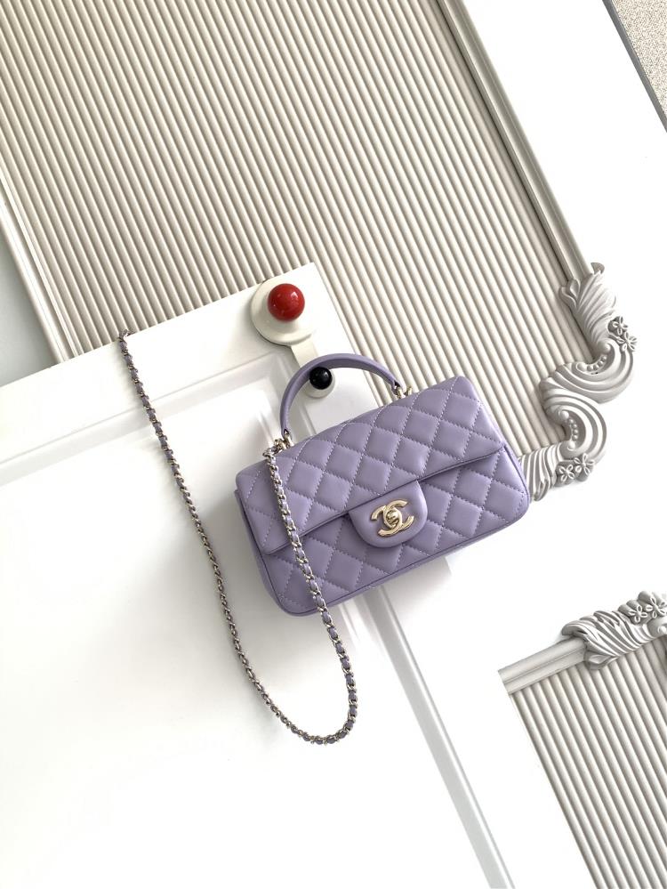 The latest Chanel 21K Mini CF handle handbag AS2431 features a classic diamond grille lid bag adorned with a delicate classic chain and a delicate she