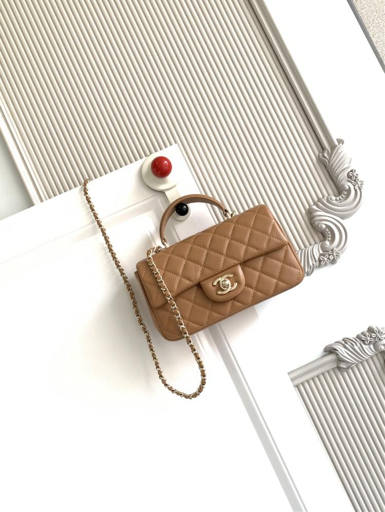 The latest Chanel 21K Mini CF handle handbag AS2431 features a classic diamond grille lid bag adorned with a delicate classic chain and a delicate she