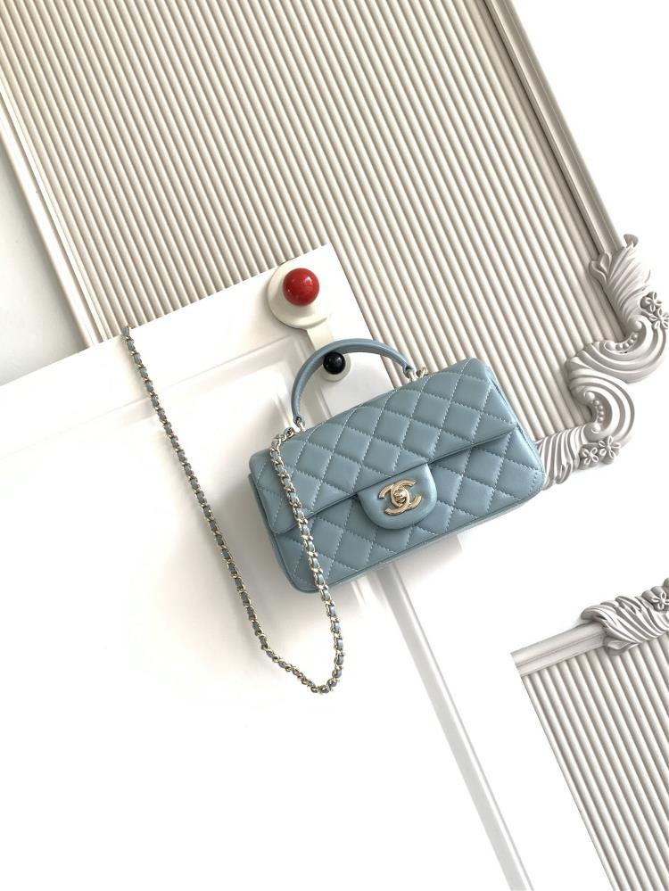 The latest Chanel 21K Mini CF handle handbag AS2431 features a classic diamond grille lid bag adorned with a delicate classic chain and a delicate she