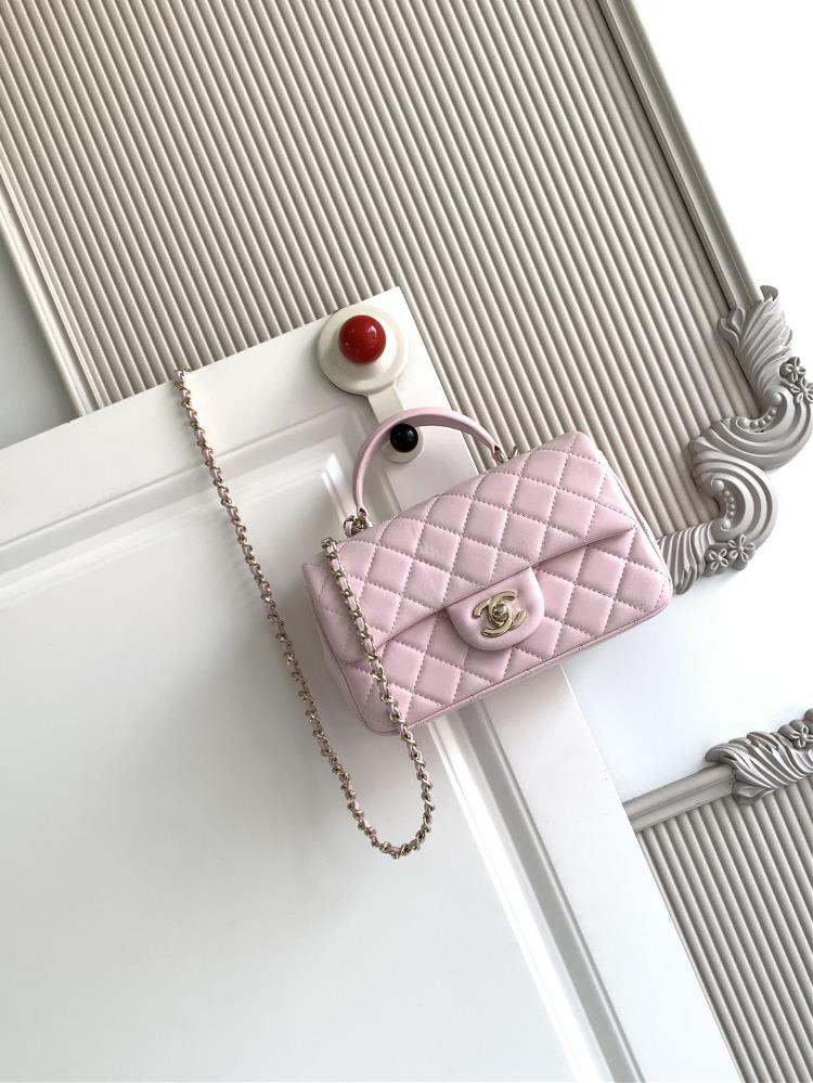 The latest Chanel 21K Mini CF handle handbag AS2431 features a classic diamond grille lid bag adorned with a delicate classic chain and a delicate she