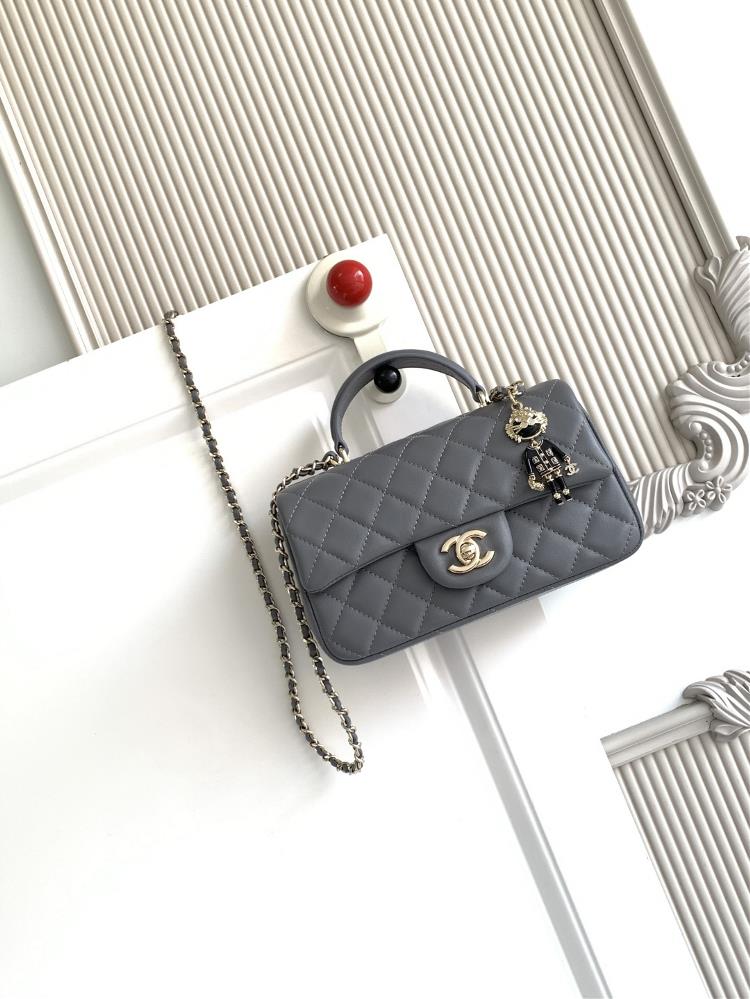 The latest 21K Mini CF handle handbag AS2431 features a classic diamond grille lid bag with a human head hanging decoration The exquisite classic cha