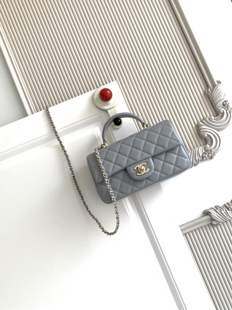 The latest Chanel 21K Mini CF handle handbag AS2431 features a classic diamond grille lid bag adorned with a delicate classic chain and a delicate she