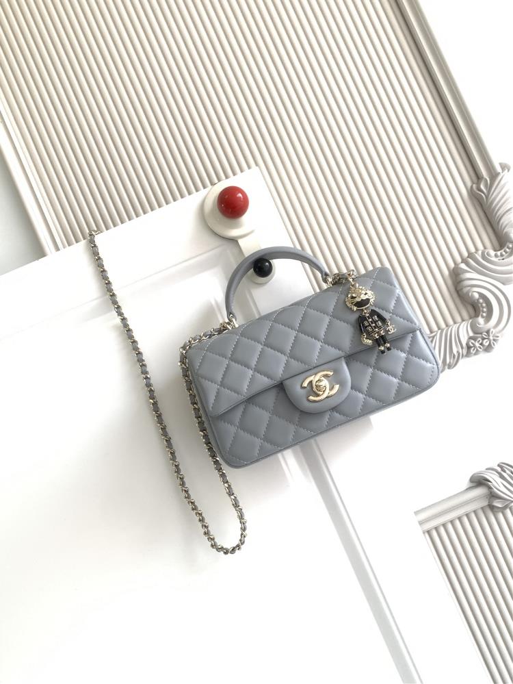 The latest 21K Mini CF handle handbag AS2431 features a classic diamond grille lid bag with a human head hanging decoration The exquisite classic cha