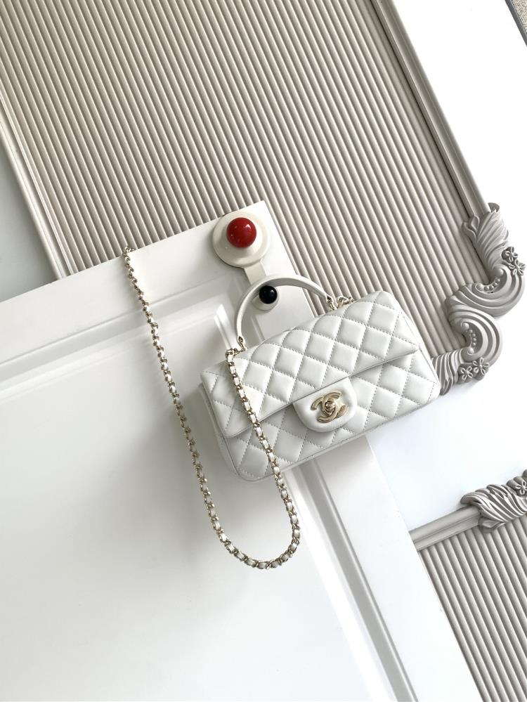 The latest Chanel 21K Mini CF handle handbag AS2431 features a classic diamond grille lid bag adorned with a delicate classic chain and a delicate she