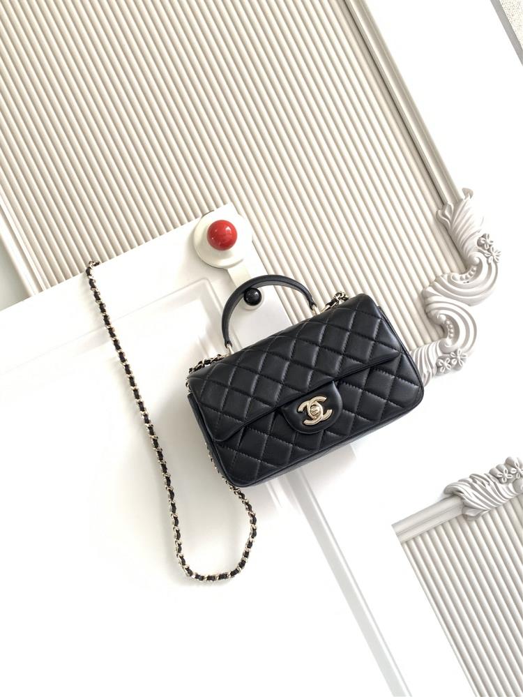 The latest Chanel 21K Mini CF handle handbag AS2431 features a classic diamond grille lid bag adorned with a delicate classic chain and a delicate she