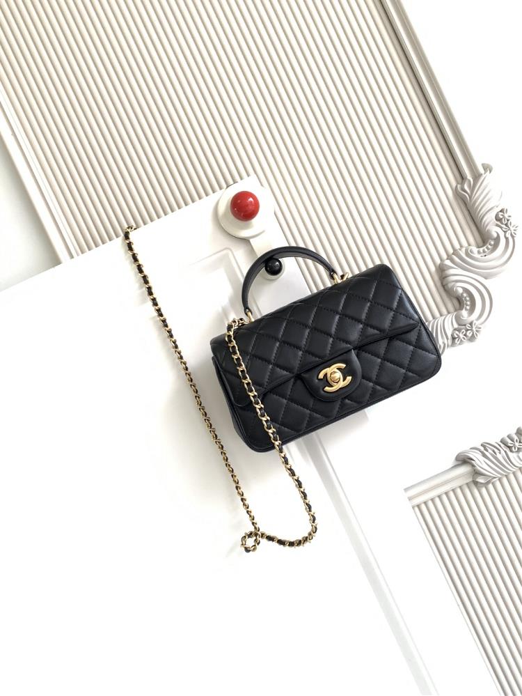 The latest Chanel 21K Mini CF handle handbag AS2431 features a classic diamond grille lid bag adorned with a delicate classic chain and a delicate she