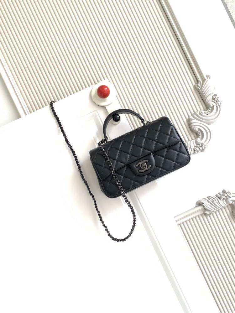The latest Chanel 21K Mini CF handle handbag AS2431 features a classic diamond grille lid bag adorned with a delicate classic chain and a delicate she