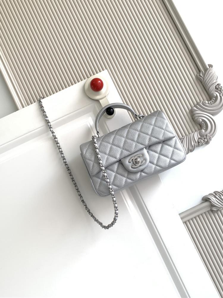 The latest Chanel 21K Mini CF handle handbag AS2431 features a classic diamond grille lid bag adorned with a delicate classic chain paired with a hand