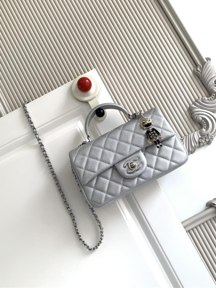 The latest Chanel 21K Mini CF handle handbag AS2431 features a classic diamond grille lid bag adorned with a delicate classic chain paired with a hand