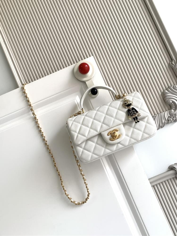 The latest Chanel 21K Mini CF handle handbag AS2431 features a classic diamond grille lid bag adorned with a delicate classic chain paired with a hand