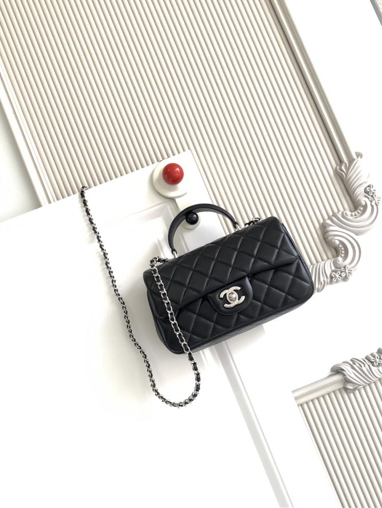 The latest Chanel 21K Mini CF handle handbag AS2431 features a classic diamond grille lid bag adorned with a delicate classic chain and a delicate she