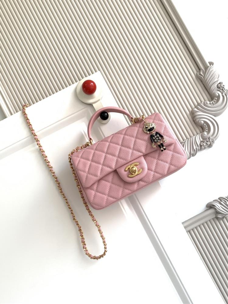 The latest Chanel 21K Mini CF handle handbag AS2431 features a classic diamond grille lid bag adorned with a delicate classic chain paired with a hand