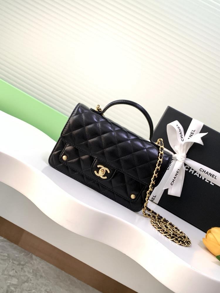25B Sheepskin Double C Pocket Handle BagA very delicate and lightweight bagThe classic diamond grid pattern paired with metal accessories design looks