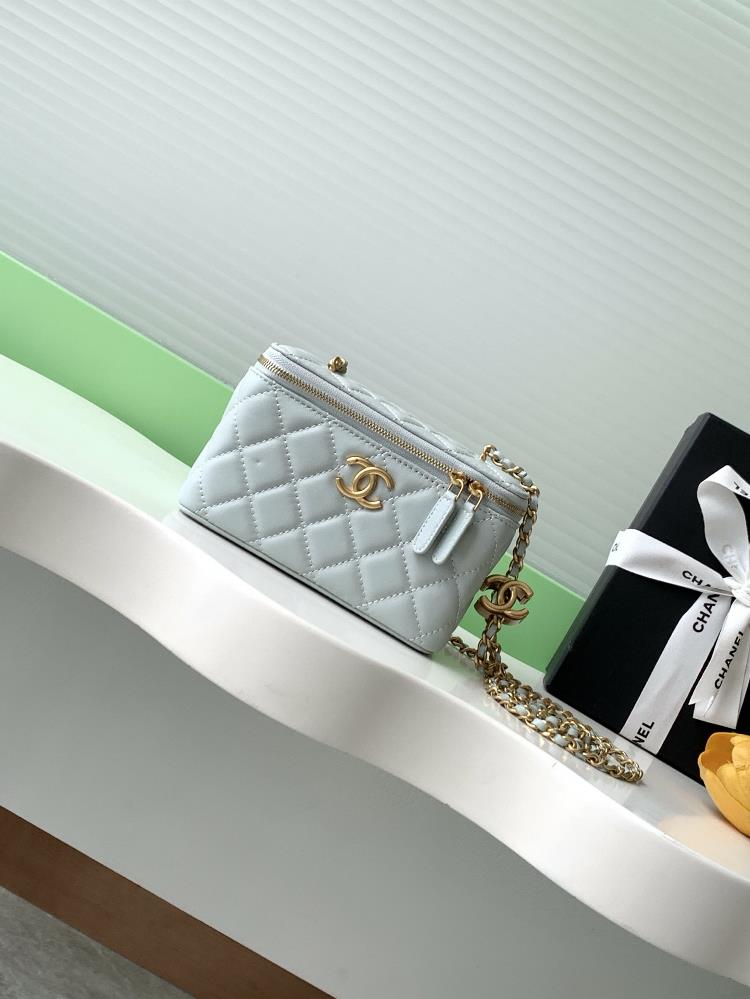 The new 25B makeup bag is compact and really exquisite The highvalue enamel logo with dual C adjustable buttons is a highlight I love this makeup b