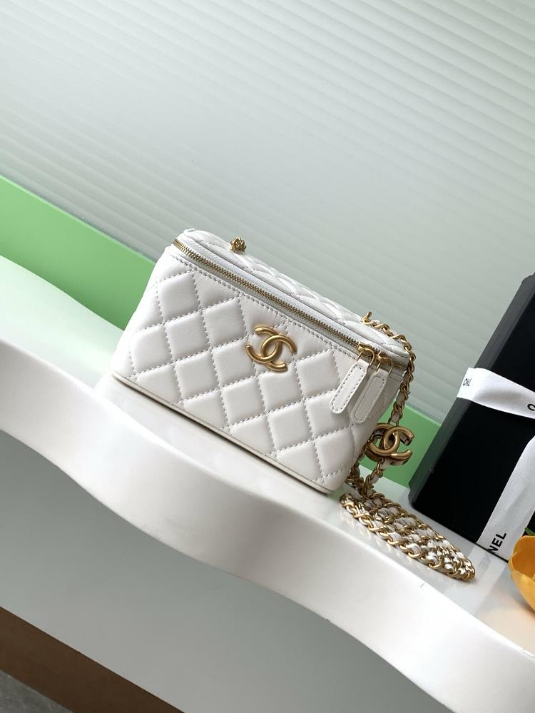 The new 25B makeup bag is compact and really exquisite The highvalue enamel logo with dual C adjustable buttons is a highlight I love this makeup b