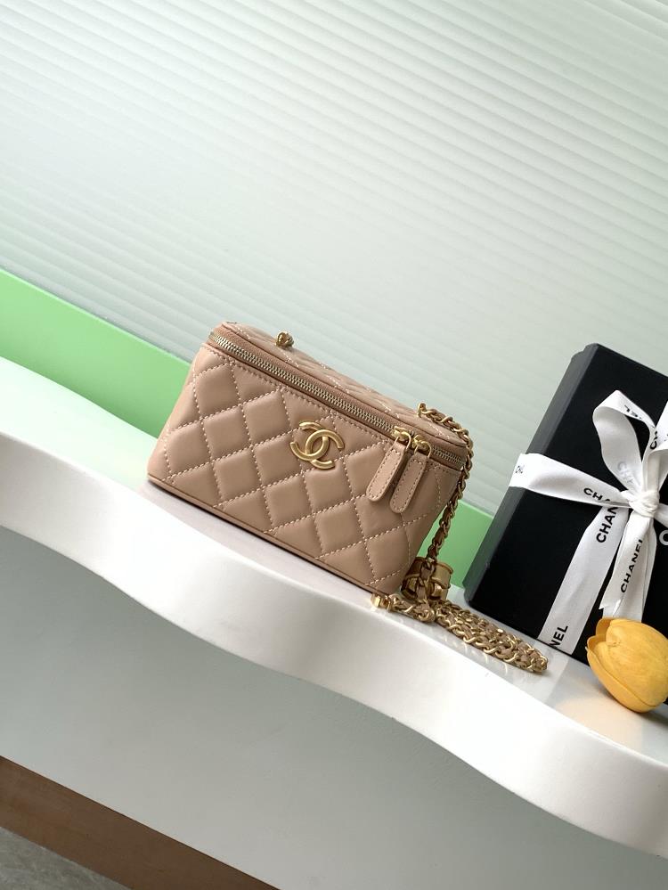 The new 25B makeup bag is compact and really exquisite The highvalue enamel logo with dual C adjustable buttons is a highlight I love this makeup b