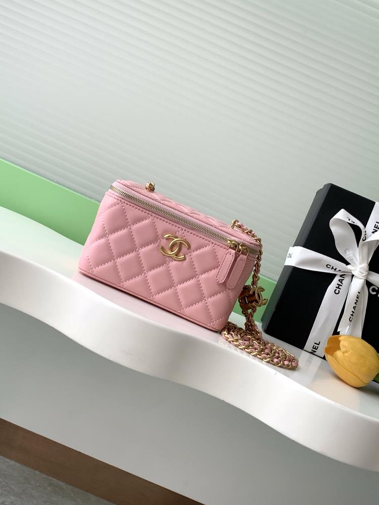 The new 25B makeup bag is compact and really exquisite The highvalue enamel logo with dual C adjustable buttons is a highlight I love this makeup b