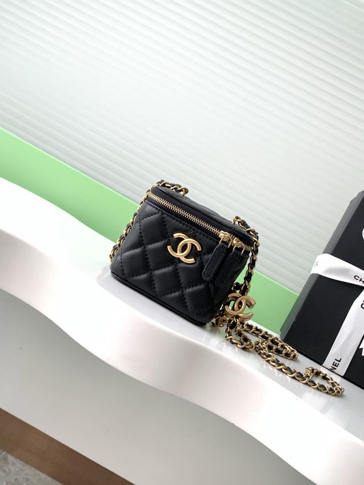 The new 25B makeup bag made of lambskin is really exquisite The highvalue enamel logo with dual C adjustable buttons is a highlight I love this mak