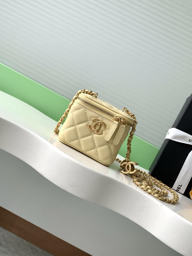 The new 25B makeup bag made of lambskin is really exquisite The highvalue enamel logo with dual C adjustable buttons is a highlight I love this mak