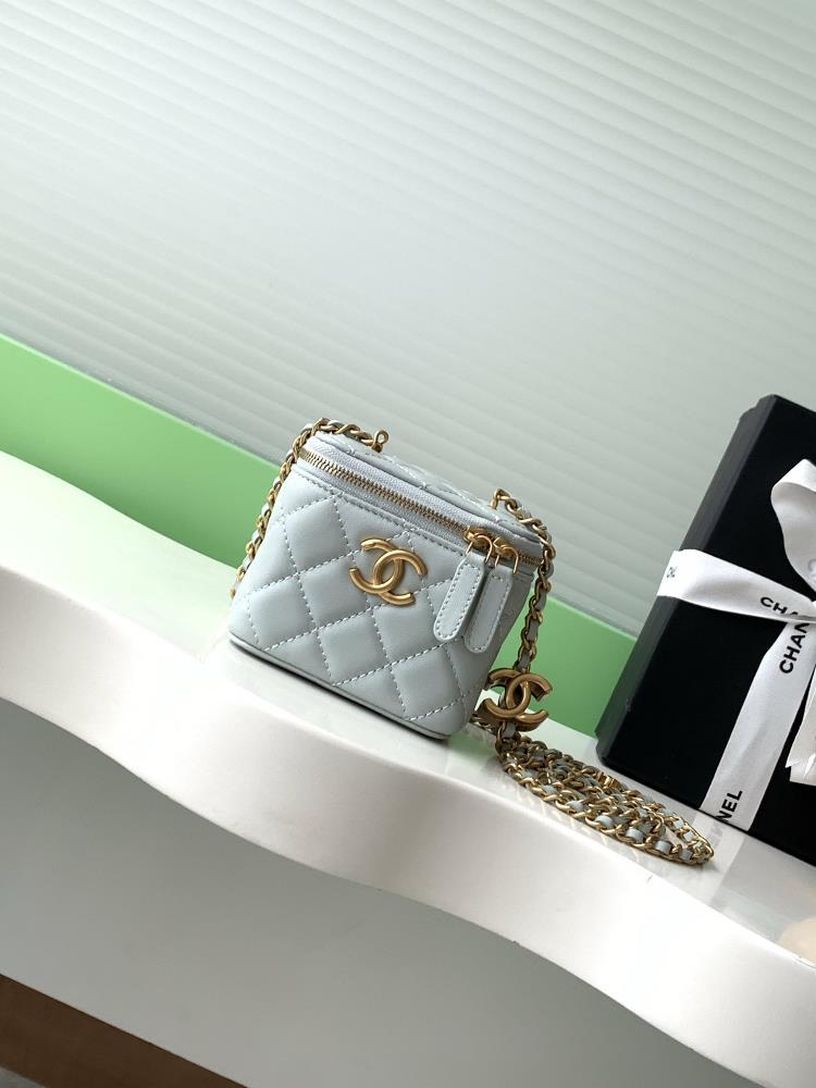 The new 25B makeup bag made of lambskin is really exquisite The highvalue enamel logo with dual C adjustable buttons is a highlight I love this mak