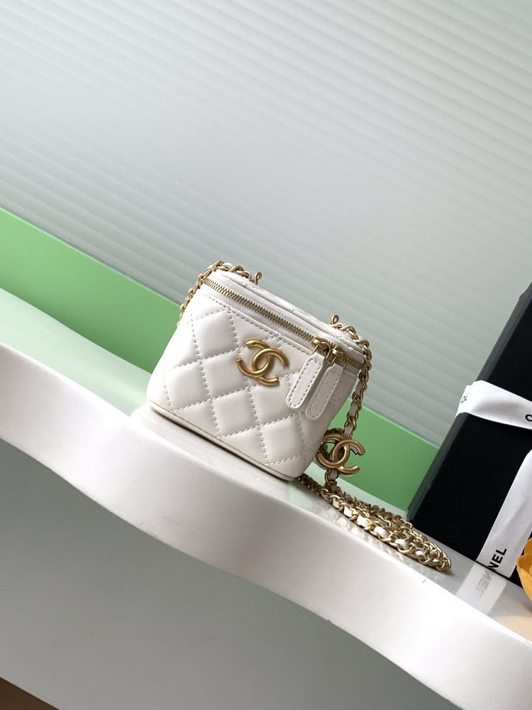 The new 25B makeup bag made of lambskin is really exquisite The highvalue enamel logo with dual C adjustable buttons is a highlight I love this mak