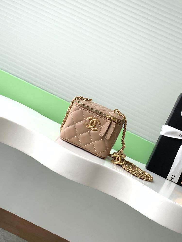 The new 25B makeup bag made of lambskin is really exquisite The highvalue enamel logo with dual C adjustable buttons is a highlight I love this mak