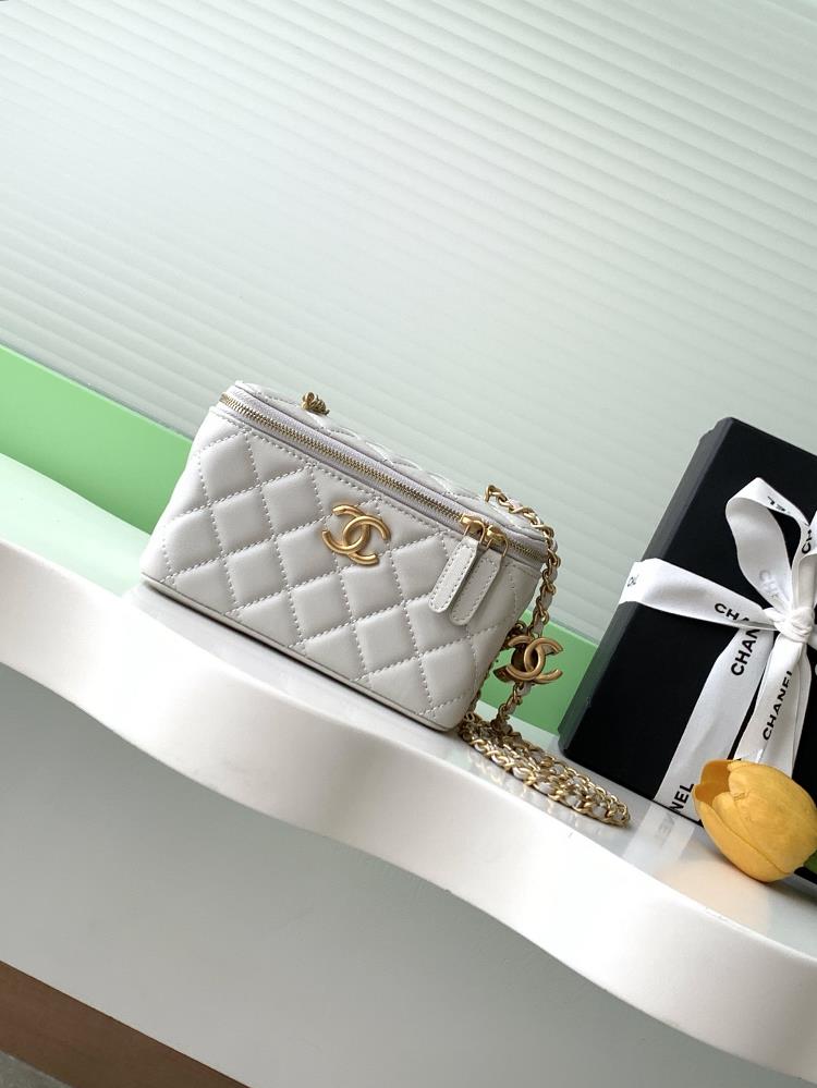 The new 25B makeup bag is compact and really exquisite The highvalue enamel logo with dual C adjustable buttons is a highlight I love this makeup b