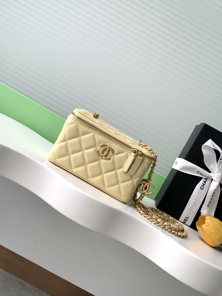 The new 25B makeup bag is compact and really exquisite The highvalue enamel logo with dual C adjustable buttons is a highlight I love this makeup b