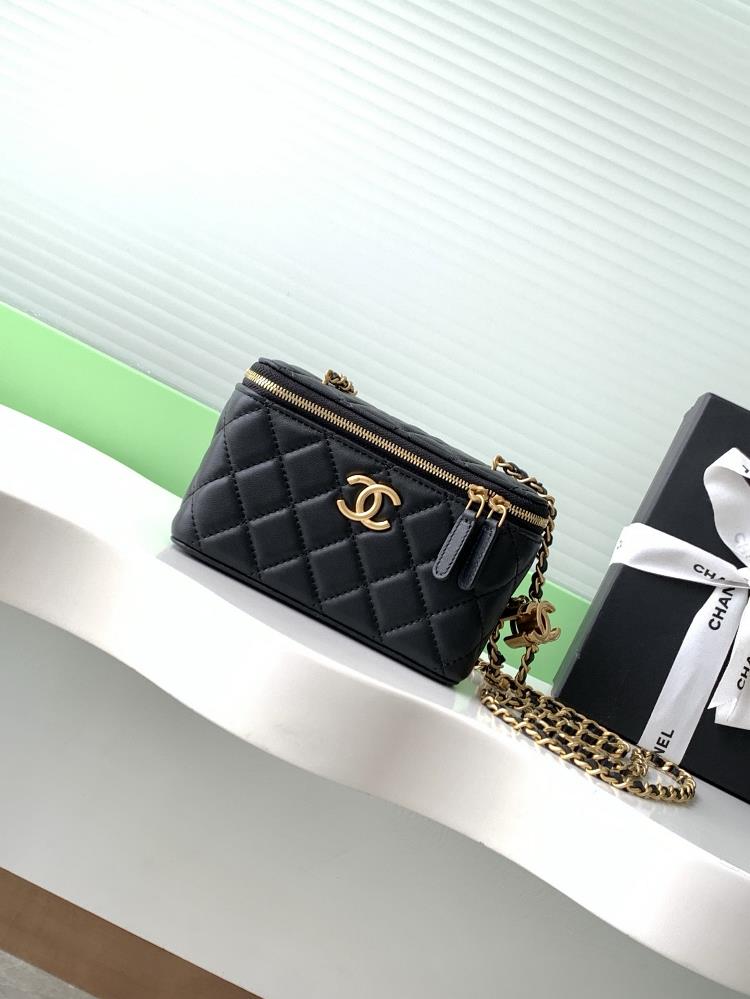 The new 25B makeup bag made of lambskin is really exquisite The highvalue enamel logo with dual C adjustable buttons is a highlight I love this mak