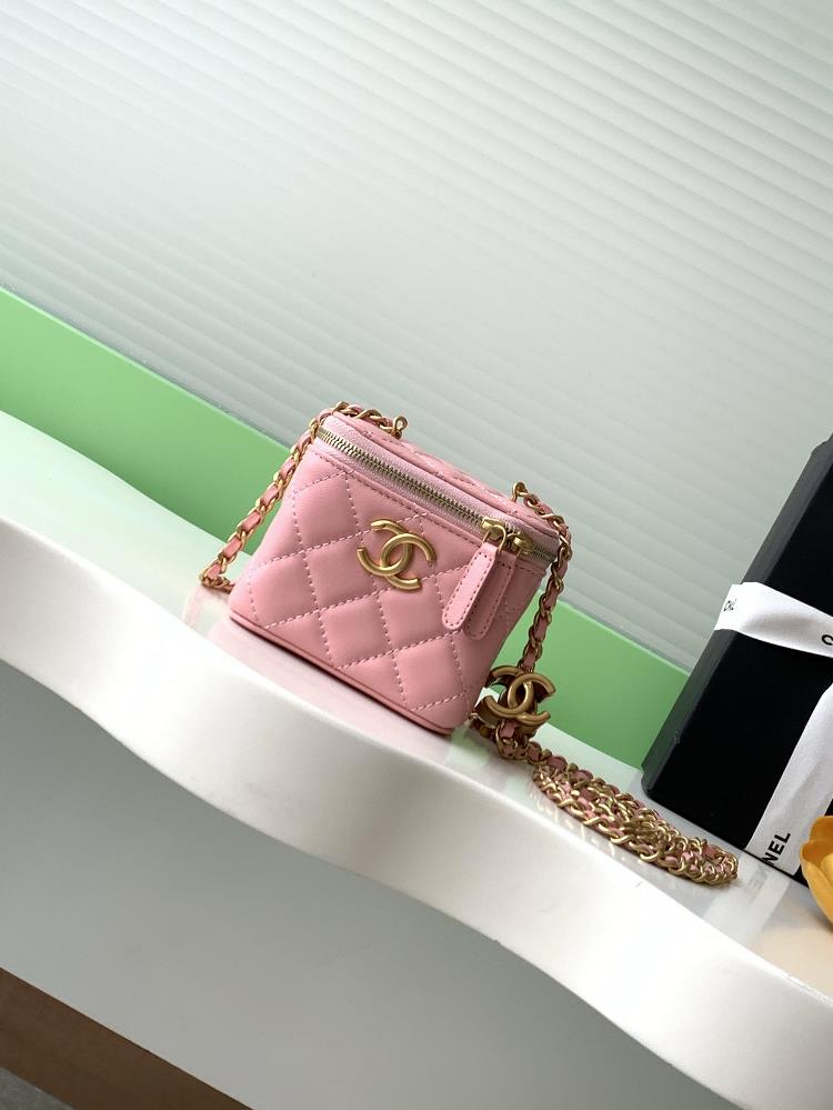 The new 25B makeup bag made of lambskin is really exquisite The highvalue enamel logo with dual C adjustable buttons is a highlight I love this mak