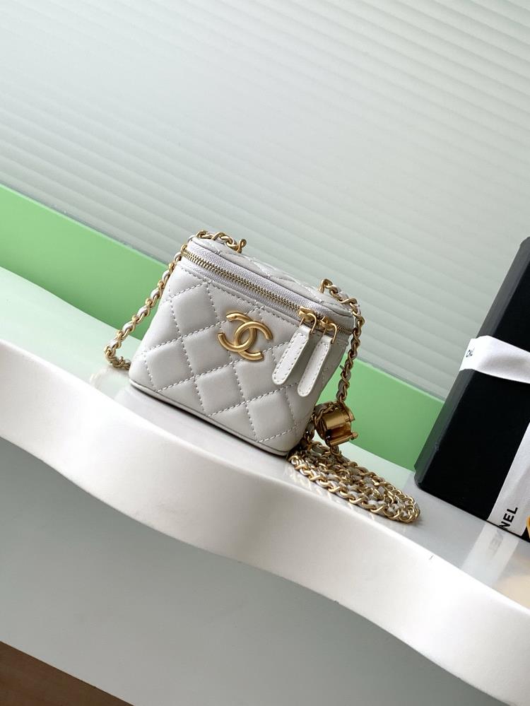 The new 25B makeup bag made of lambskin is really exquisite The highvalue enamel logo with dual C adjustable buttons is a highlight I love this mak