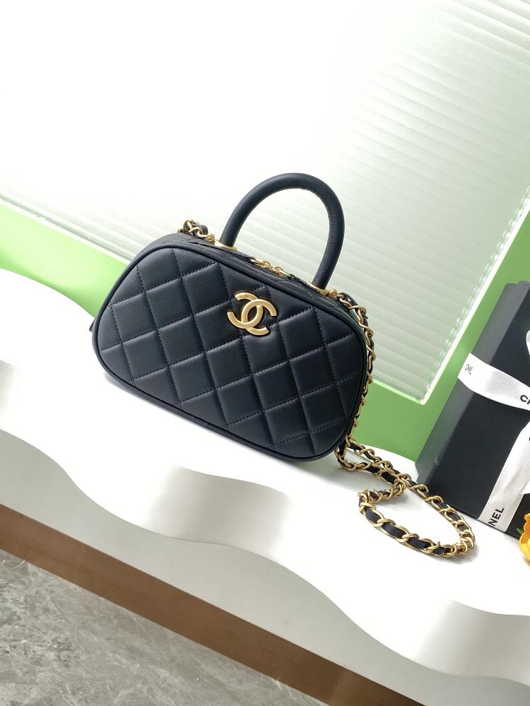 25A Advanced Handicraft Workshop Maxi BowlingThis bag style is full of vintage feel and regardless of how many years have passed it still has a high