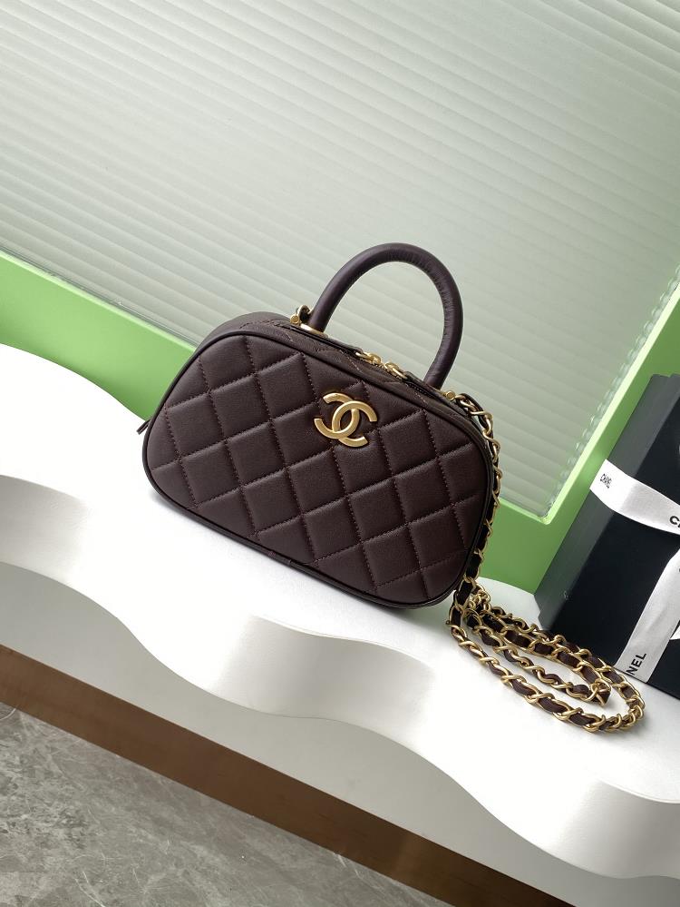 25A Advanced Handicraft Workshop Maxi BowlingThis bag style is full of vintage feel and regardless of how many years have passed it still has a high