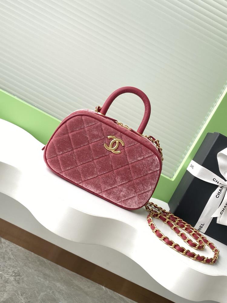 25A Advanced Handicraft Workshop Maxi BowlingThis bag style is full of vintage feel and regardless of how many years have passed it still has a high