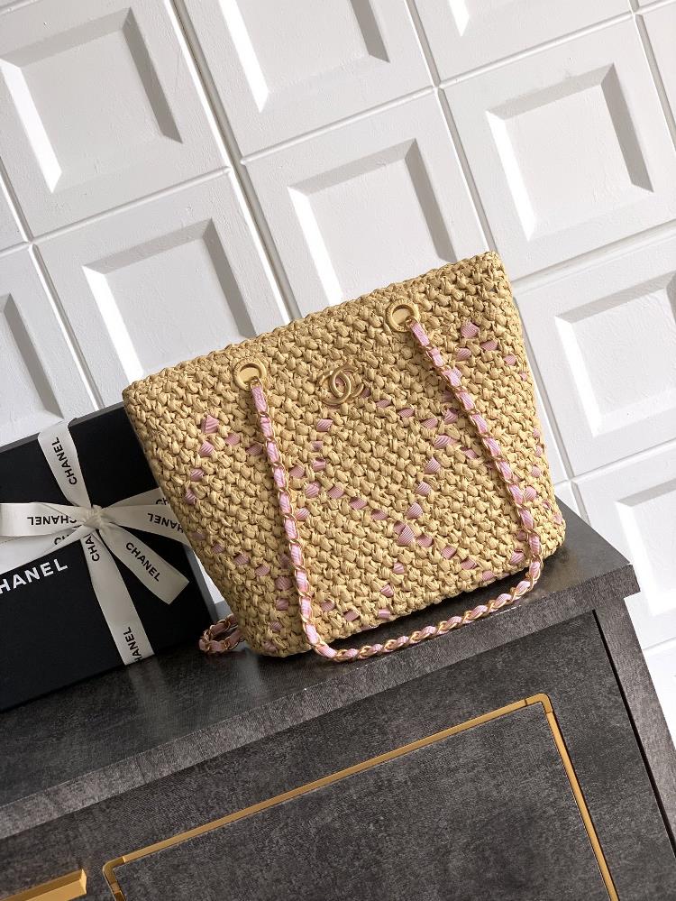 The small size black and pink OHANEL Chanel woven shopping bag is now available for shipment featuring two colors Encountering French laziness the