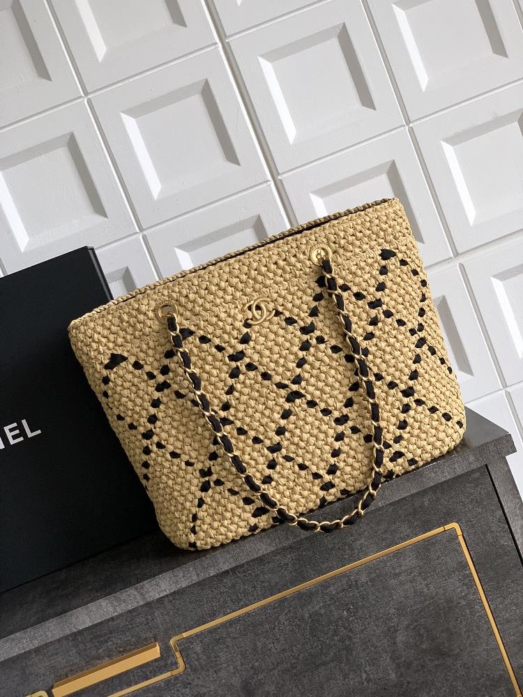 The largesized black and pink OHANEL Chanel woven shopping bag is now available for shipment featuring two colors Encountering French laziness the