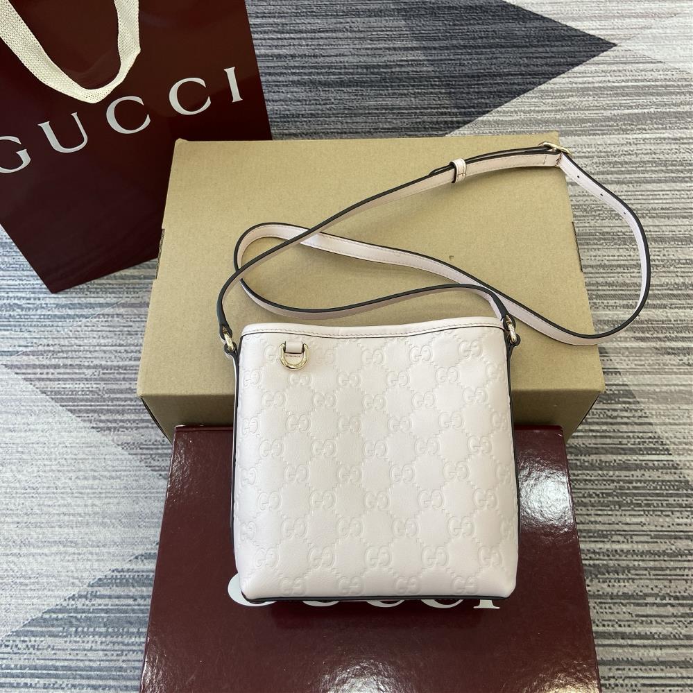Equipped with a complete set of counter packaging for the 2025 autumnwinter collection this mini bucket bag revitalizes brand elements with practica