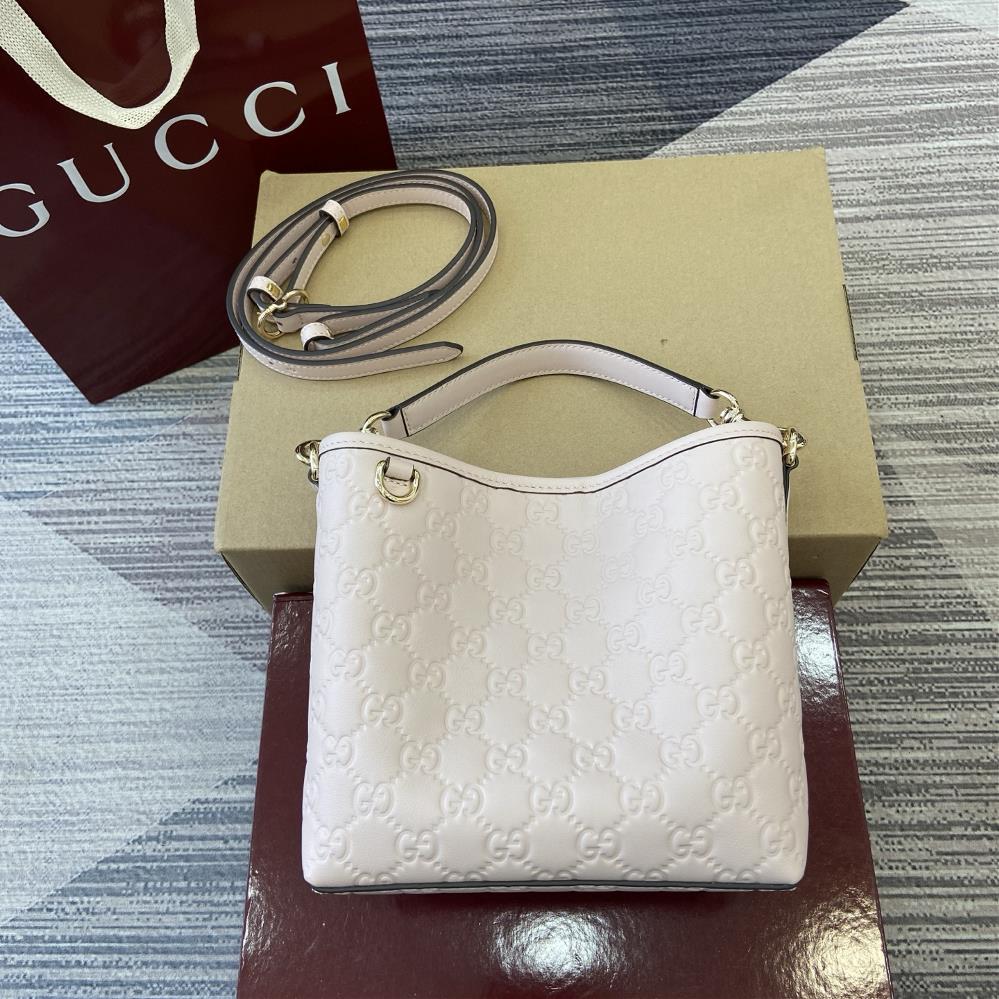 Equipped with a complete set of counter packaging for the 2025 autumnwinter collection the GG Emblem series revitalizes and interprets the brands t