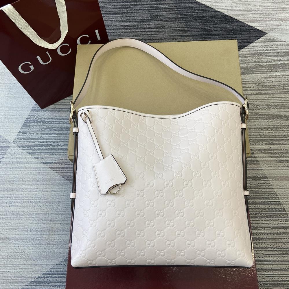 Equipped with a complete set of counter packaging for the 2025 autumnwinter collection the GG Emblem series revitalizes and interprets the brands t