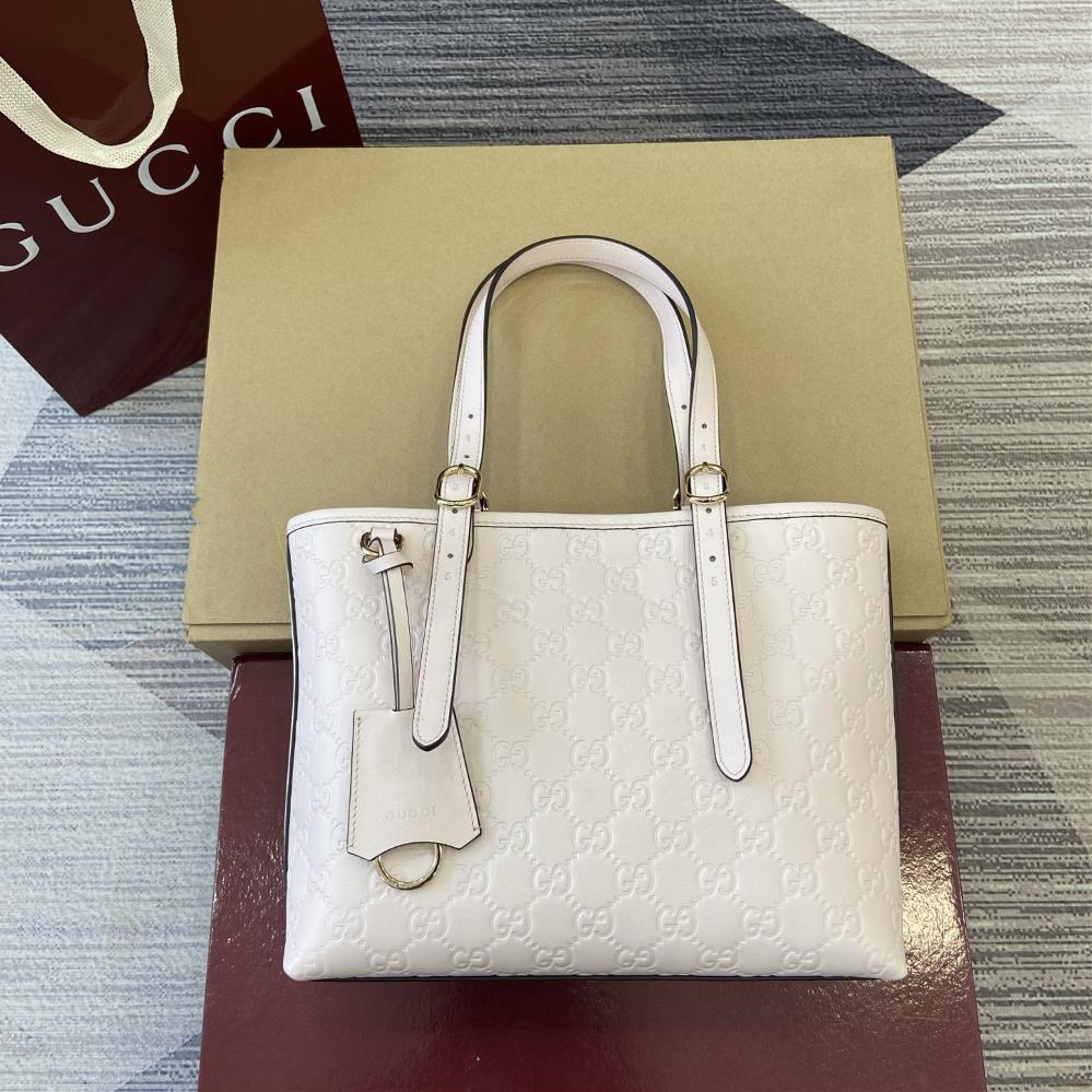 Equipped with a complete set of counter packaging for the 2025 autumnwinter collection the GG Emblem series revitalizes and interprets the brands t